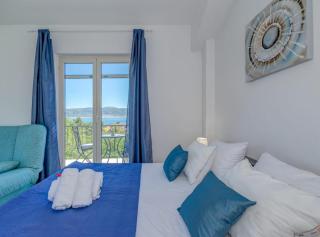 Seaside Getaway Holiday Home with Patio Slatine - Slatine - 3