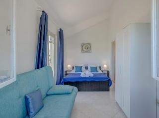 Seaside Getaway Holiday Home with Patio Slatine - Slatine - 2