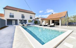 4 Bedroom Amazing Home In Prkos - Prkos - 0