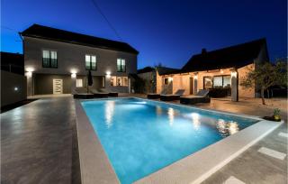 4 Bedroom Amazing Home In Prkos - Prkos - 2