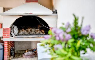 4 Bedroom Amazing Home In Prkos - 1