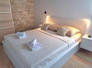 Tranquil Holiday Home with Pool, Garden, and Playground in a Peaceful Countryside Setting - Sinj - 1