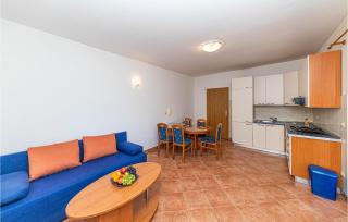 2 Bedroom Nice Apartment In Okrug Donji - 7