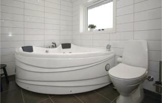 Three-Bedroom Holiday Home In Hojby - 3