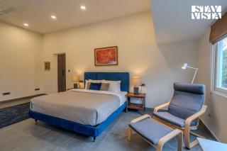 StayVista at The Lakeshore with Lake View, WiFi, Garden - Bangalore - 5