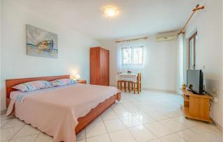 Cozy Apartment In Kustici With Wifi - Kustići - 8