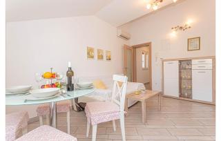 Gorgeous Apartment In Brodarica - Brodarica - 9