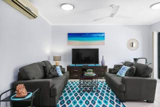 Poolside Living in Contemporary Tropical Retreat - Cairns North - 9