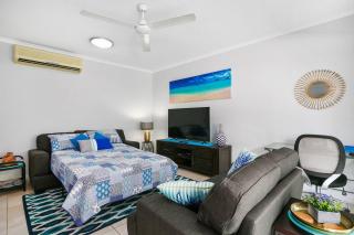 Poolside Living in Contemporary Tropical Retreat - Cairns North - 5