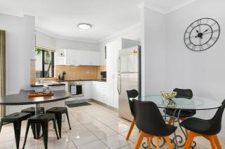 Poolside Living in Contemporary Tropical Retreat - Cairns North - 4