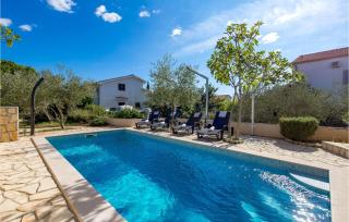 Stunning Home In Pinezici With Kitchen - Pinezici - 1