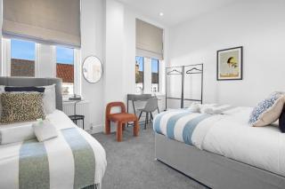 Stadium View Apartments #3 - Spacious 3 Bed Flat with Private Parking & 2 Showers - 4