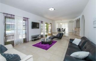 5 Bedroom Awesome Home In Valtura - 8
