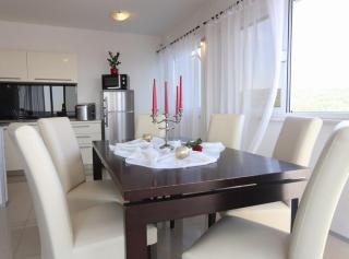 Okrug Gornji Luxurious Escape Villa with Pool - 4