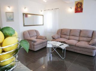 Okrug Gornji Luxurious Escape Villa with Pool - 5