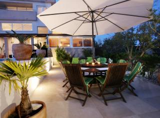 Okrug Gornji Luxurious Escape Villa with Pool - 9