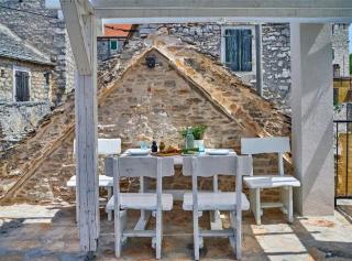 Elegant Stone House with Jacuzzi, Terrace, and Private Yard in Solta - Srednje Selo na Šolti - 4