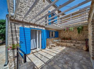 Elegant Stone House with Jacuzzi, Terrace, and Private Yard in Solta - Srednje Selo na Šolti - 9
