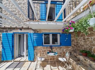Elegant Stone House with Jacuzzi, Terrace, and Private Yard in Solta - Srednje Selo na Šolti - 8