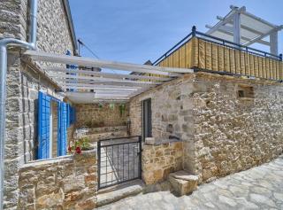 Elegant Stone House with Jacuzzi, Terrace, and Private Yard in Solta - Srednje Selo na Šolti - 0