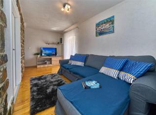 Elegant Stone House with Jacuzzi, Terrace, and Private Yard in Solta - Srednje Selo na Šolti - 3