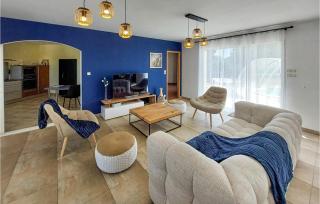 Awesome Home In Sainte-Gemme-La-Plaine - 6