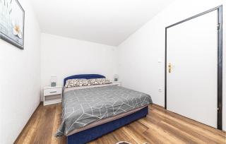 Gorgeous Apartment In Okrug Gornji - 1