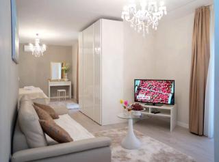 Peaceful Escape with Mountain Views, Heated Pool and Modern Amenities in Radošić - Lećevica - 9