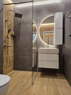 Modern 1BR Apartment with Garage in Center - 4