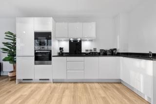 Luxury 3 bed apartment with Balcony - London - 7