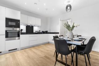 Luxury 3 bed apartment with Balcony - London - 2