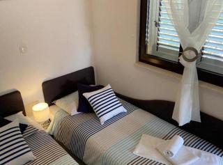 Seaside Retreat Holiday Home with Terrace - Drvenik Mali - 7