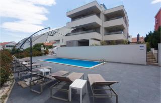 Awesome Apartment In Okrug Gornji - 9