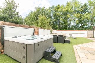 The Hot Tub Townhouse by Holiday Heim - 0