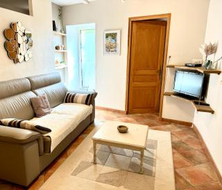 Gite 4 personnes dans Mas Provençal avec piscine et jardin - 1