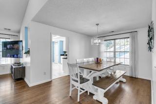 Modern 6BR Haven with Playroom, Gym & Deck! home - Cartersville - 0