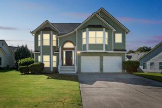 Modern 6BR Haven with Playroom, Gym & Deck! home - Cartersville - 9