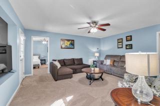 Modern 6BR Haven with Playroom, Gym & Deck! home - Cartersville - 3