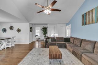 Modern 6BR Haven with Playroom, Gym & Deck! home - Cartersville - 2
