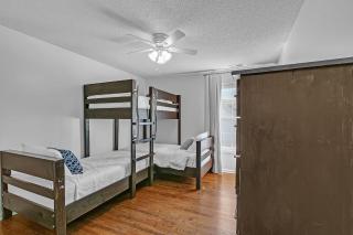 Modern 6BR Haven with Playroom, Gym & Deck! home - Cartersville - 1