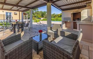 Two-Bedroom Holiday Home In Valtura - 9