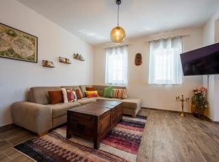 Charming and Tranquil Kastel Gomilica Apartment with Balcony and Patio - Kaštela - 7