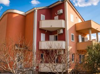 Charming and Tranquil Kastel Gomilica Apartment with Balcony and Patio - Kaštela - 0