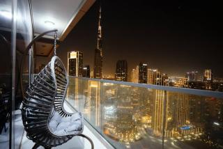 64th Floor Infinity Pool, Burj Khalifa View - Dubai - 3