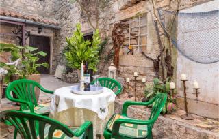 Beautiful Home In Bale With Kitchen - Bale - 1