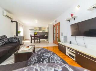 Hillside Villa in Trogir with Pool, Terrace, and Stunning City View - Trogir - 6