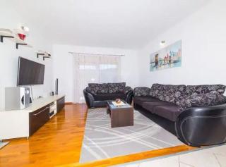 Hillside Villa in Trogir with Pool, Terrace, and Stunning City View - Trogir - 7