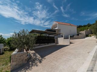 Hillside Villa in Trogir with Pool, Terrace, and Stunning City View - Trogir - 9