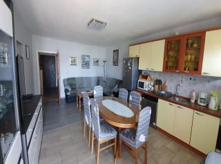 Spacious Apartment Steps from the Beach, with Private Terrace and Grill - Kaštela - 2