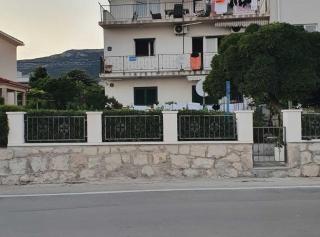 Spacious Apartment Steps from the Beach, with Private Terrace and Grill - 0